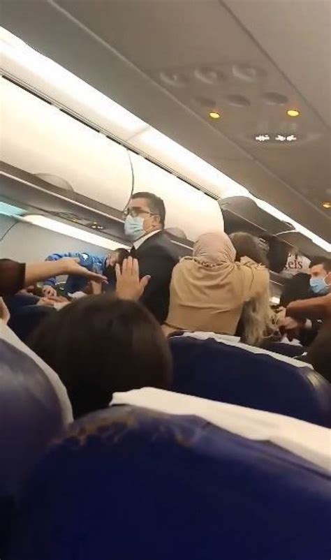 T­u­n­u­s­’­t­a­n­ ­İ­s­t­a­n­b­u­l­’­a­ ­g­i­d­e­n­ ­u­ç­a­k­t­a­ ­k­a­v­g­a­ ­ç­ı­k­t­ı­